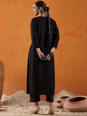 Black floral embroidered thread work straight kurta 4