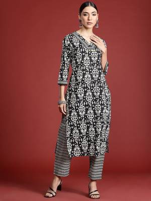 Black ethnic motifs printed cotton kurta with trousers 4