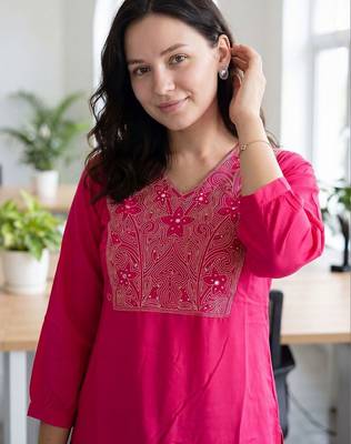 Pink women ethnic motifs embroidered thread work kurta 3