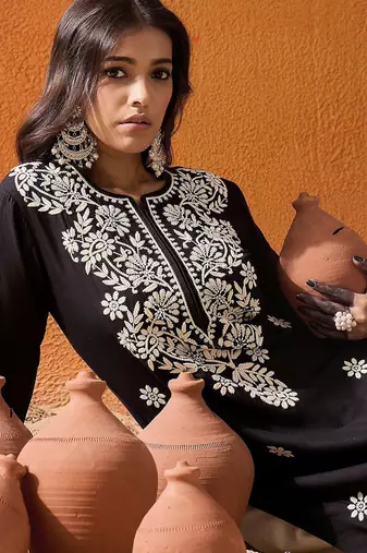 Black ethnic motifs embroidered straight kurta
