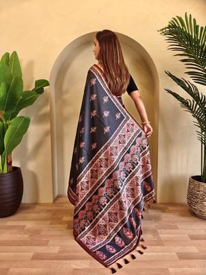 Black viscose printed saree with zari work 4