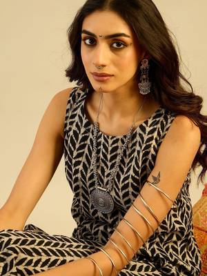 Black women floral printed indie prints kurta 3