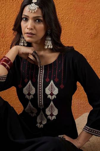 Black ethnic motifs embroidered thread work straight kurta