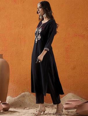 Black ethnic motifs embroidered thread work straight kurta 3