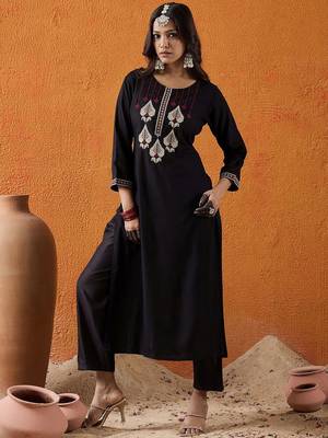 Black ethnic motifs embroidered thread work straight kurta 5
