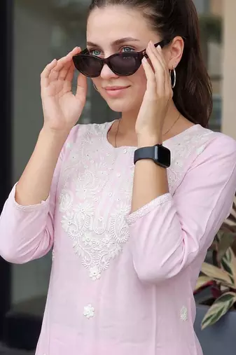 Pink women paisley embroidered thread work floral kurta