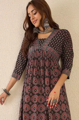 Black women ethnic motifs printed straight kurta