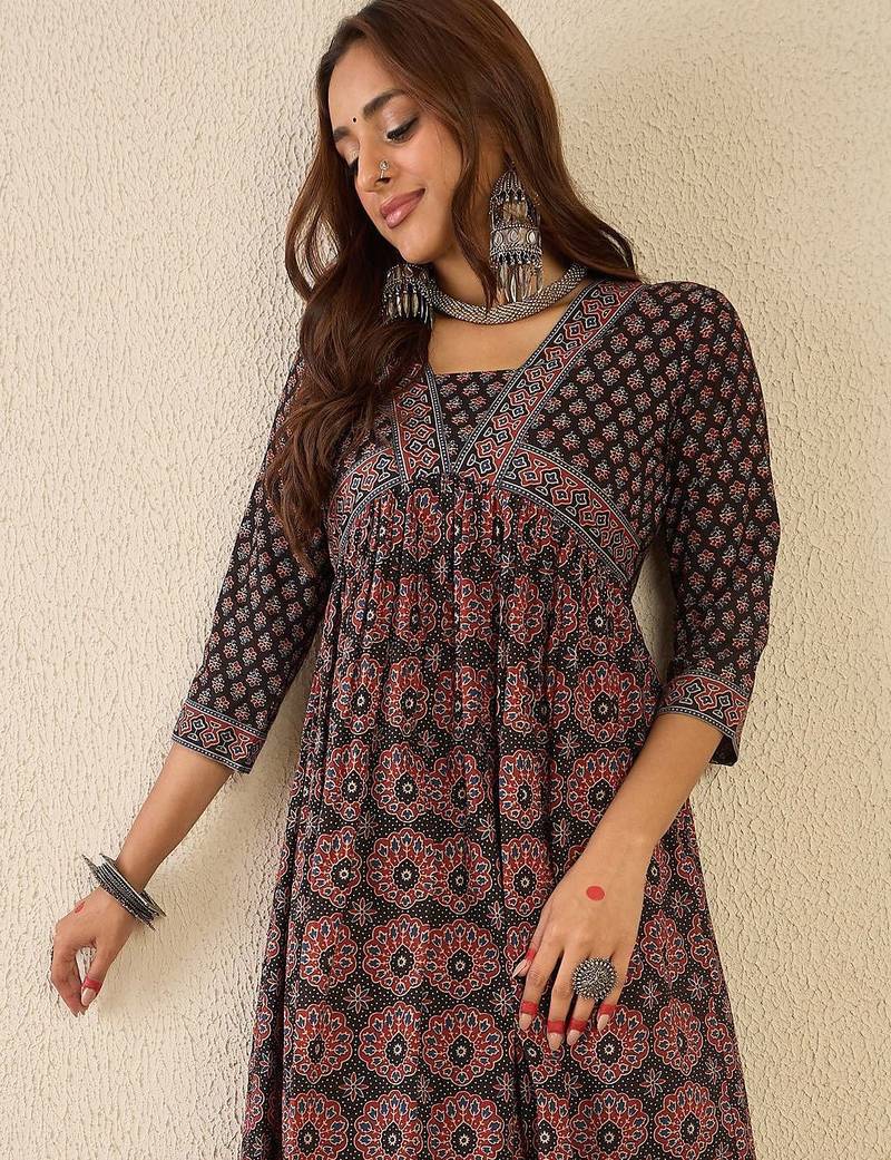 Black women ethnic motifs printed straight kurta