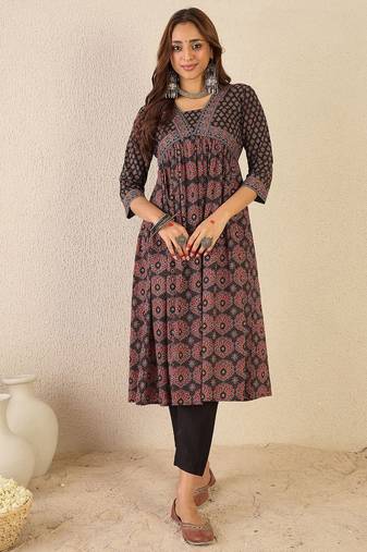 Black women ethnic motifs printed straight kurta