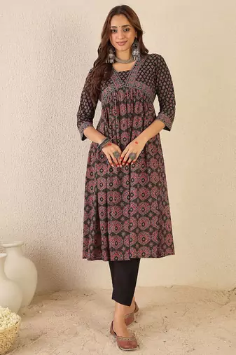 Black women ethnic motifs printed straight kurta