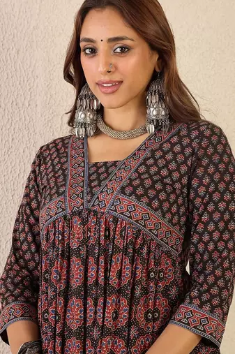 Black women ethnic motifs printed straight kurta