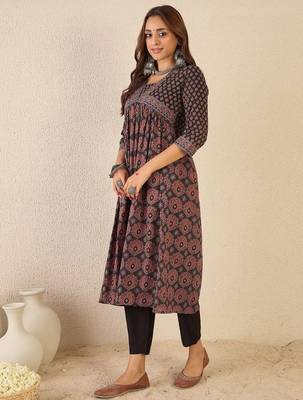 Black women ethnic motifs printed straight kurta 4