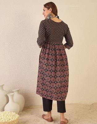 Black women ethnic motifs printed straight kurta 5
