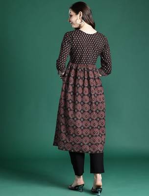 Black ethnic motifs printed kurta 4
