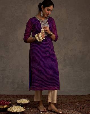 Purple women leheriya printed sequinned kurta 4