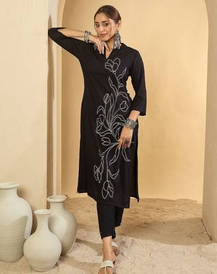 Black women floral embroidered v-neck kurta 1