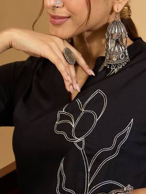 Black women floral embroidered v-neck kurta 3