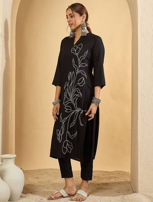 Black women floral embroidered v-neck kurta 4