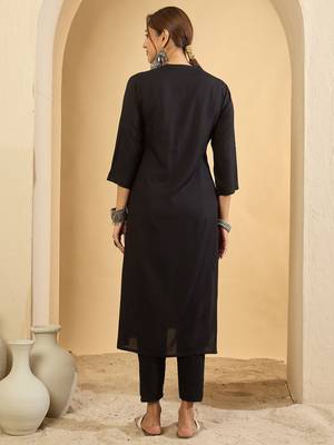 Black women floral embroidered v-neck kurta 5
