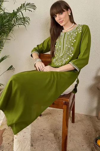 Green floral embroidered thread work round neck straight kurta