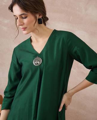 Green women regular liva kurta with trousers 2