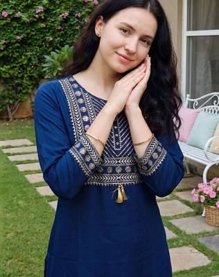 Blue women ethnic motifs embroidered thread work floral kurta 2
