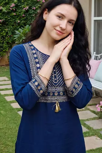 Blue women ethnic motifs embroidered thread work floral kurta