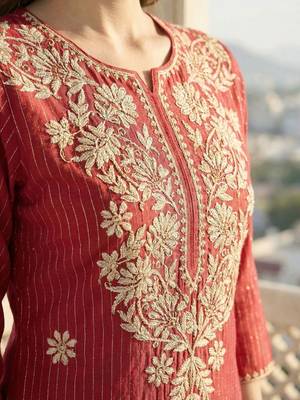 Maroon women floral embroidered thread work kurta 3