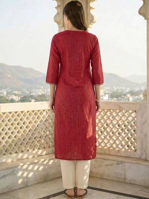 Maroon women floral embroidered thread work kurta 4
