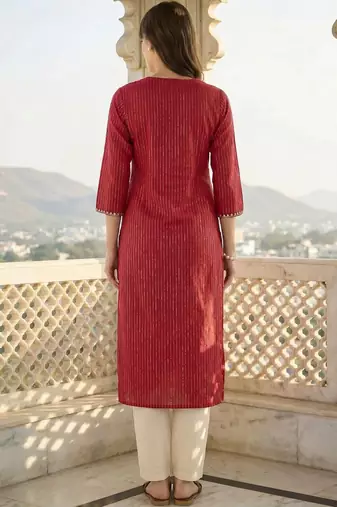 Maroon women floral embroidered thread work kurta