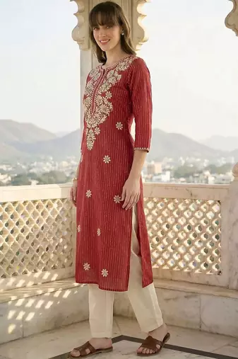 Maroon women floral embroidered thread work kurta