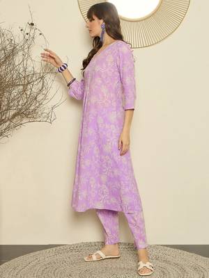 Lavender floral printed v-neck a-line cotton kurta with trousers 4