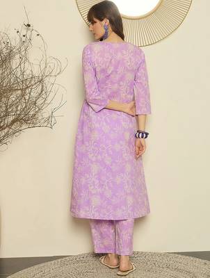 Lavender floral printed v-neck a-line cotton kurta with trousers 5