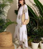 White women floral printed regular pure cotton kurta with trousers