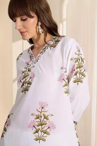 White women floral printed regular pure cotton kurta with trousers