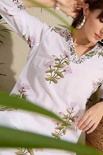 White women floral printed regular pure cotton kurta with trousers