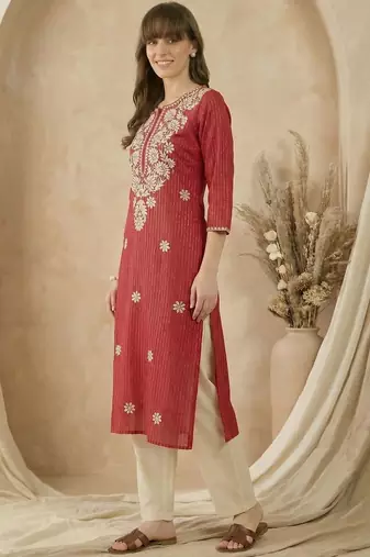 Maroon women floral embroidered thread work kurta