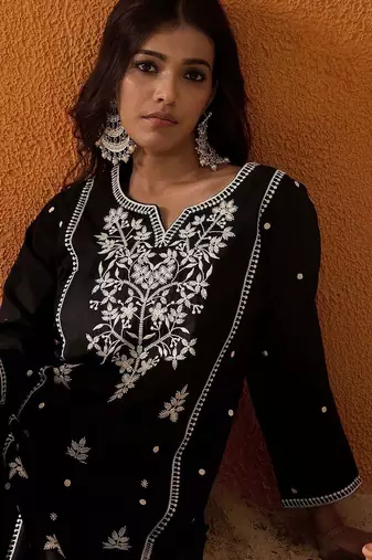 Black ethnic motifs embroidered straight kurta