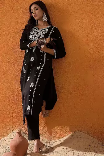 Black ethnic motifs embroidered straight kurta
