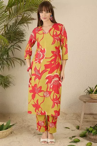 Green women floral printed regular kurta with trousers