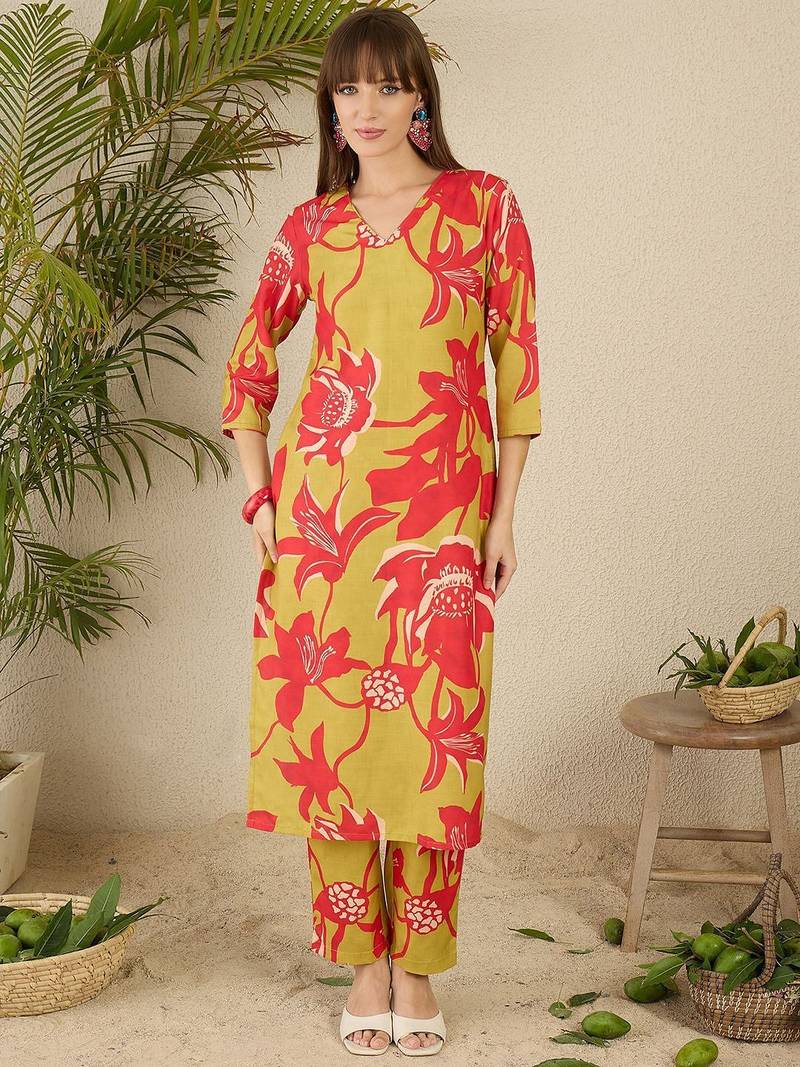 Green women floral printed regular kurta with trousers