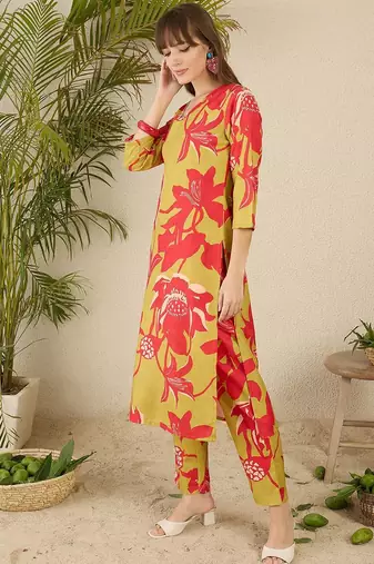Green women floral printed regular kurta with trousers
