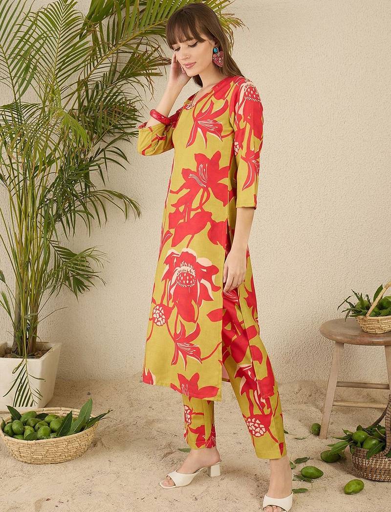 Green women floral printed regular kurta with trousers