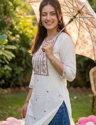 White floral embroidered thread work straight kurta 2