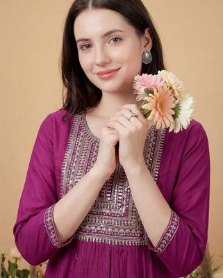 Purple women ethnic motifs embroidered sequinned kurta 2
