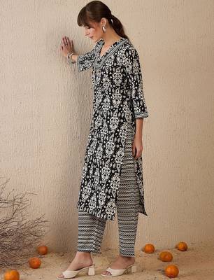 Black women printed cotton kurta with trousers 5