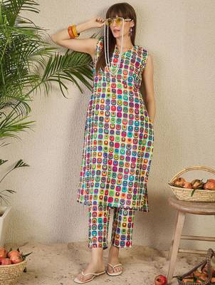 White women printed multicolor color cotton kurta with trousers 5