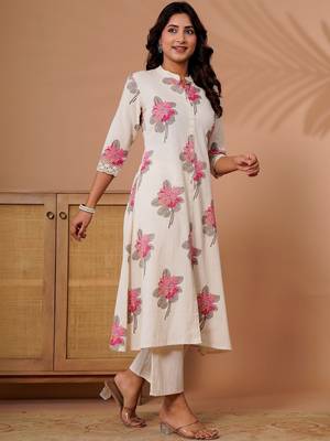 Off white women floral printed floral kurta 1