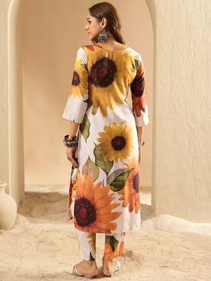 Off white floral printed kurta with trousers 5
