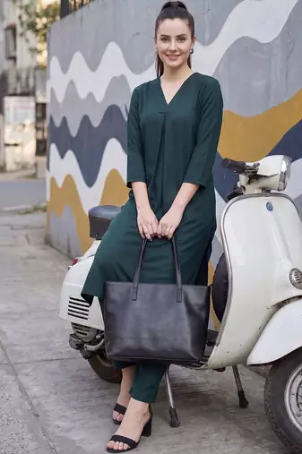 Green women regular kurta with trousers